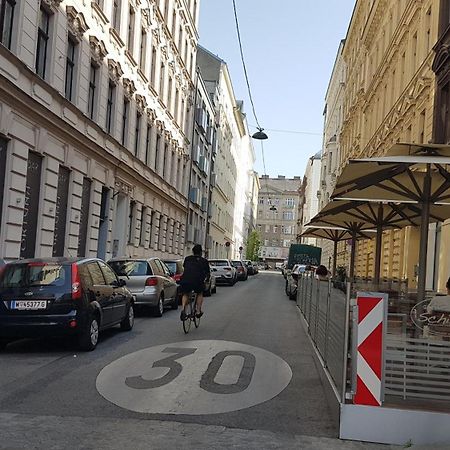 Gorgeous Viennese Apartment 10 Min To City Center Luaran gambar